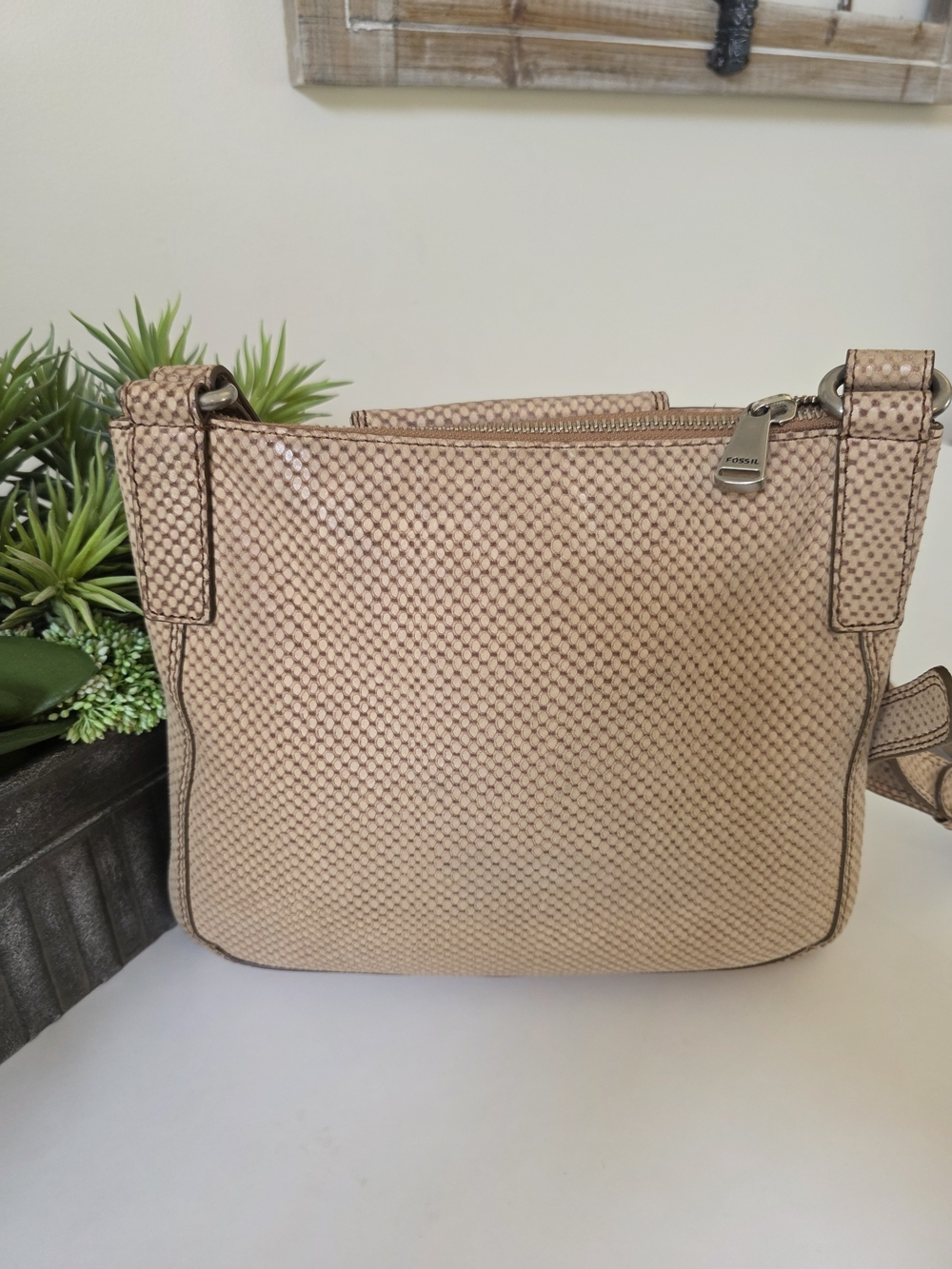 Fossil Leather Crossbody Bag Snakeskin Texture Neutral Beige Adjustable Strap - Picture 7 of 13